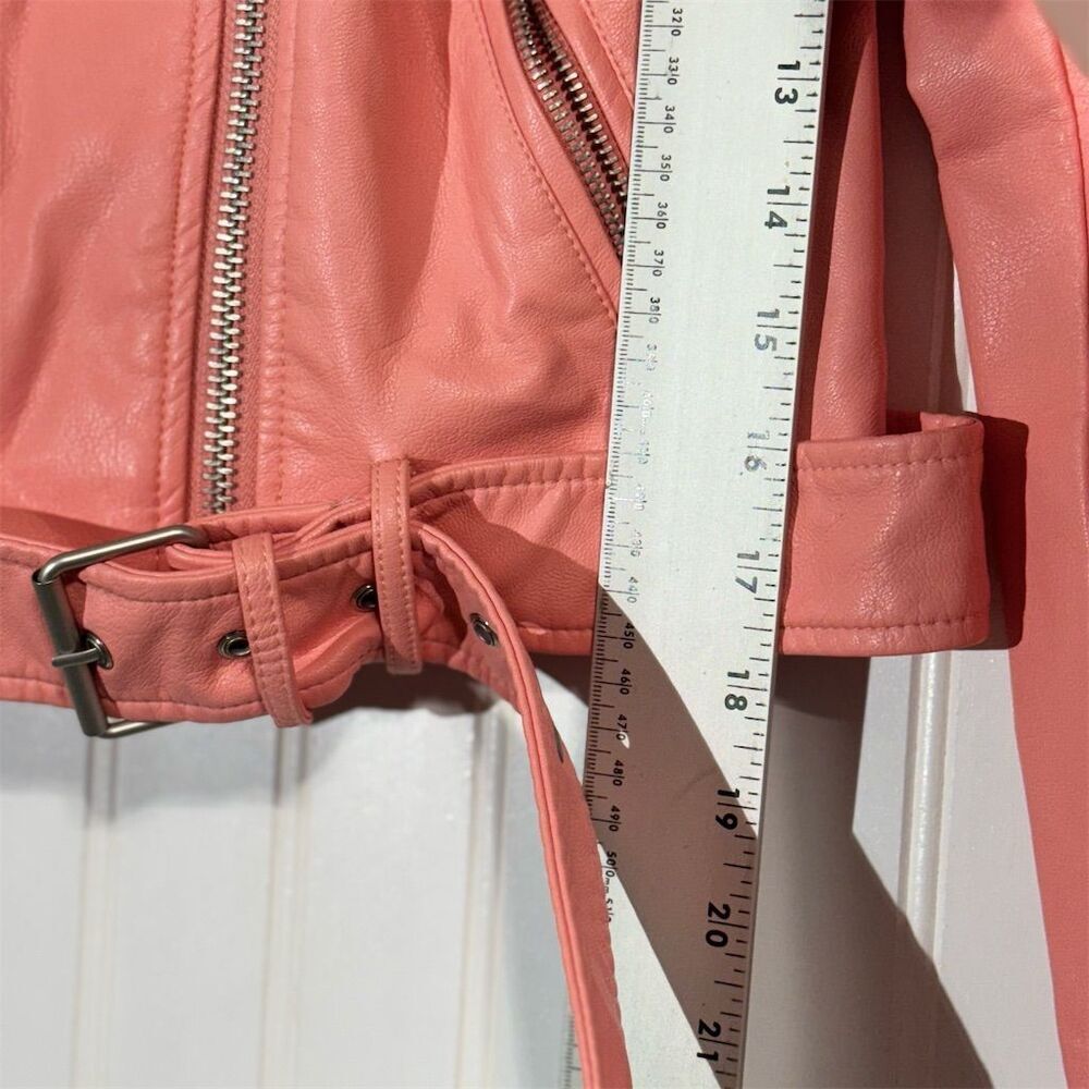 Levi’s Women’s XS Pink Faux Leather Moto Jacket Belted Biker‎ Coral Cropped - Picture 7 of 11